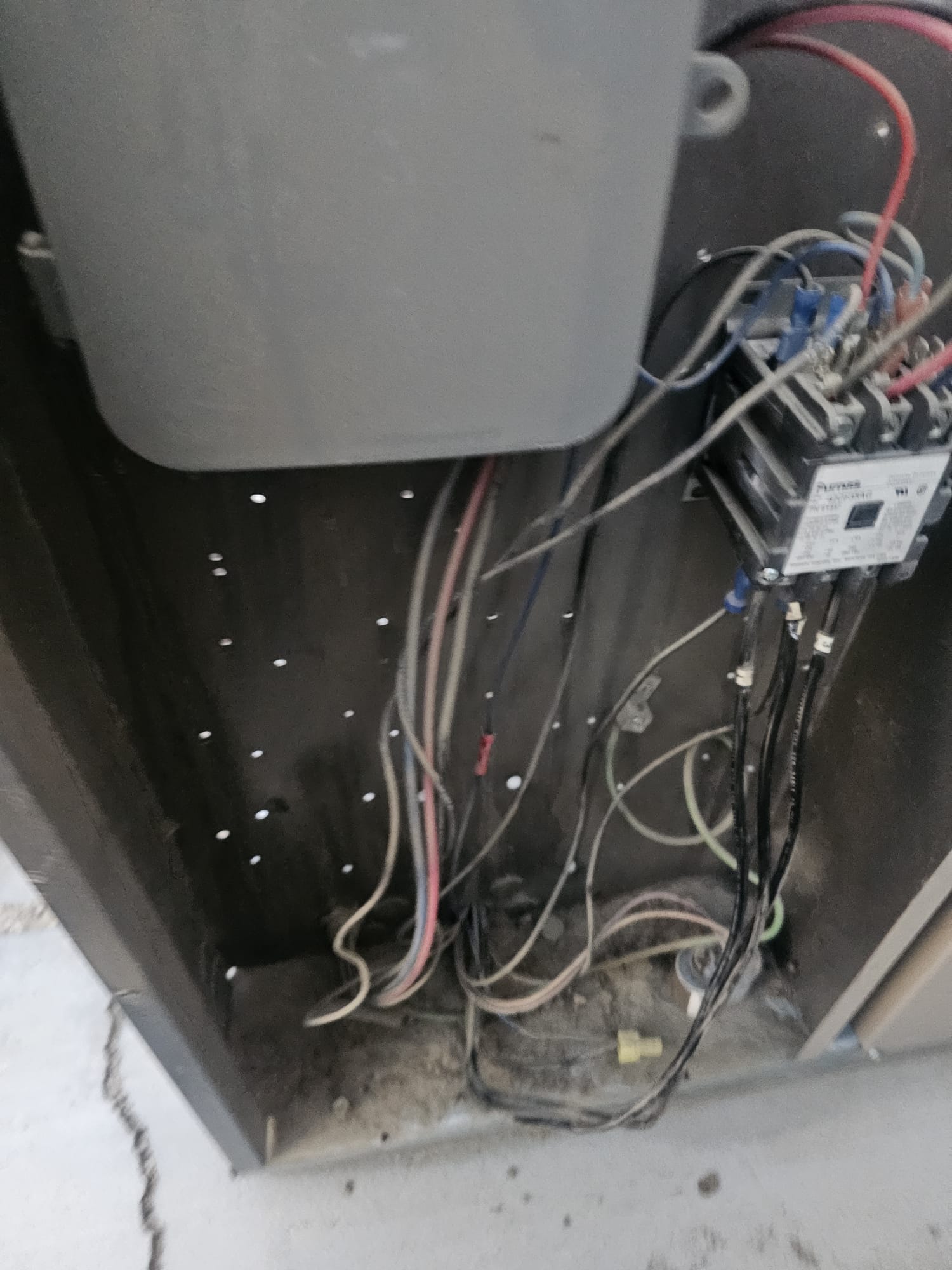 Panel eléctrico abierto con cableado y componentes de control