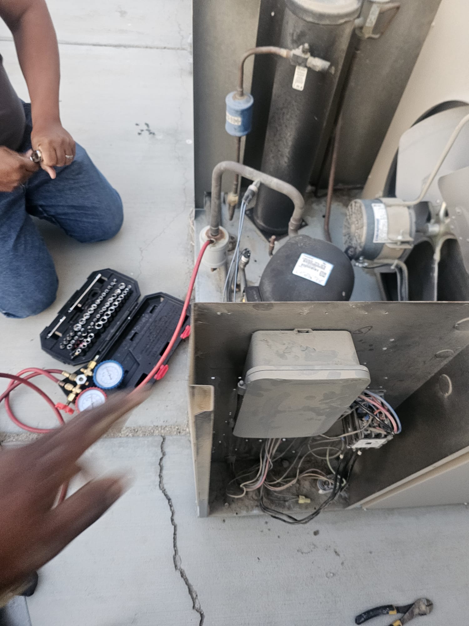 Técnicos realizando diagnóstico con instrumentos en un equipo HVAC