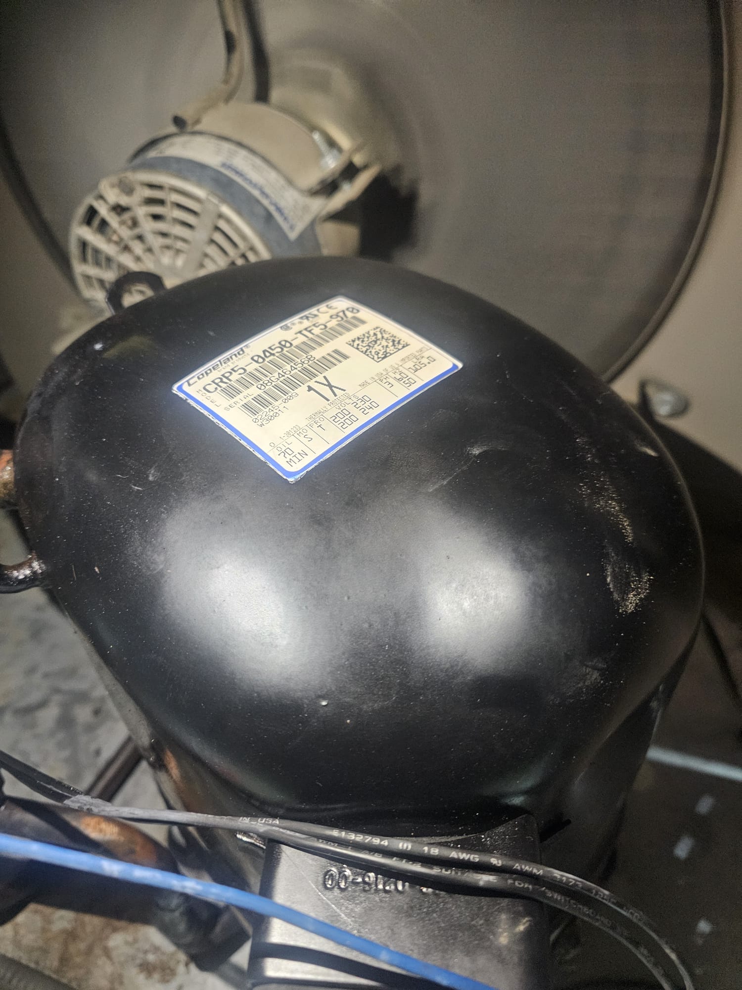 Compresor de refrigeración visto de cerca durante diagnóstico
