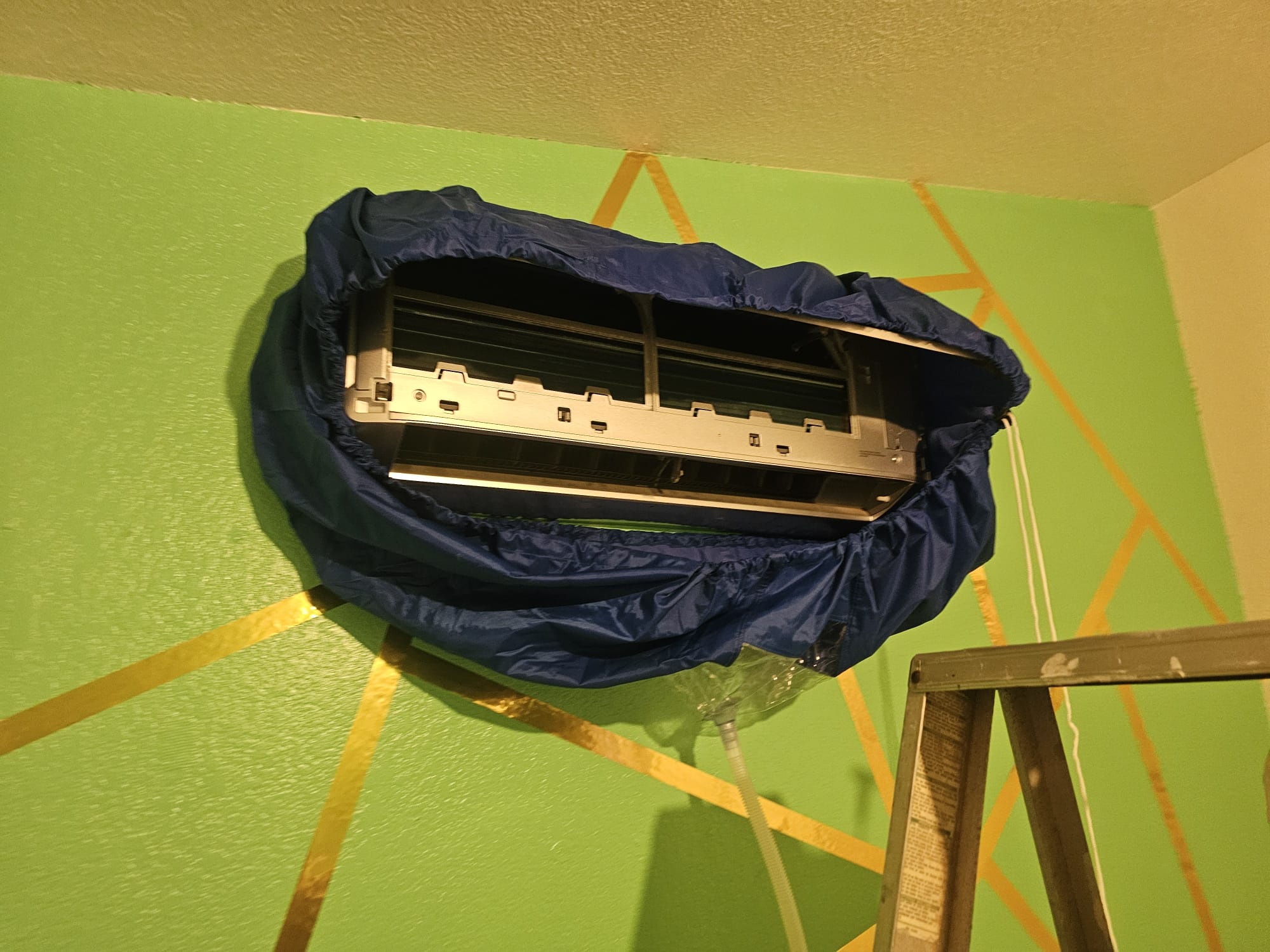 Minisplit con bolsa de lavado instalada para mantenimiento