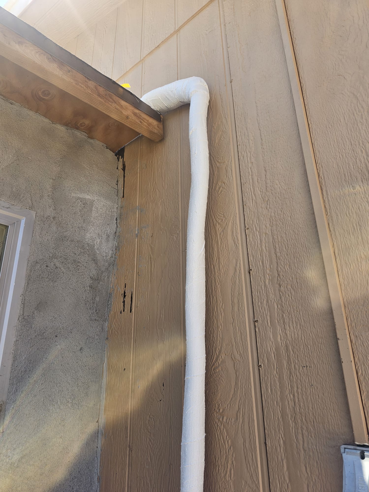 Tubería de PVC colocada sobre un muro exterior