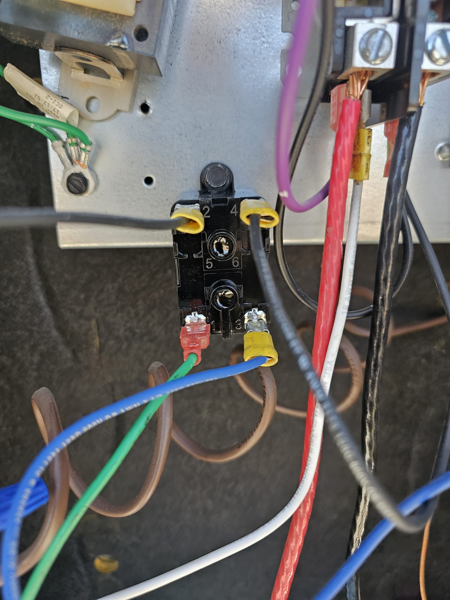 Componentes eléctricos y conexiones de control durante servicio
