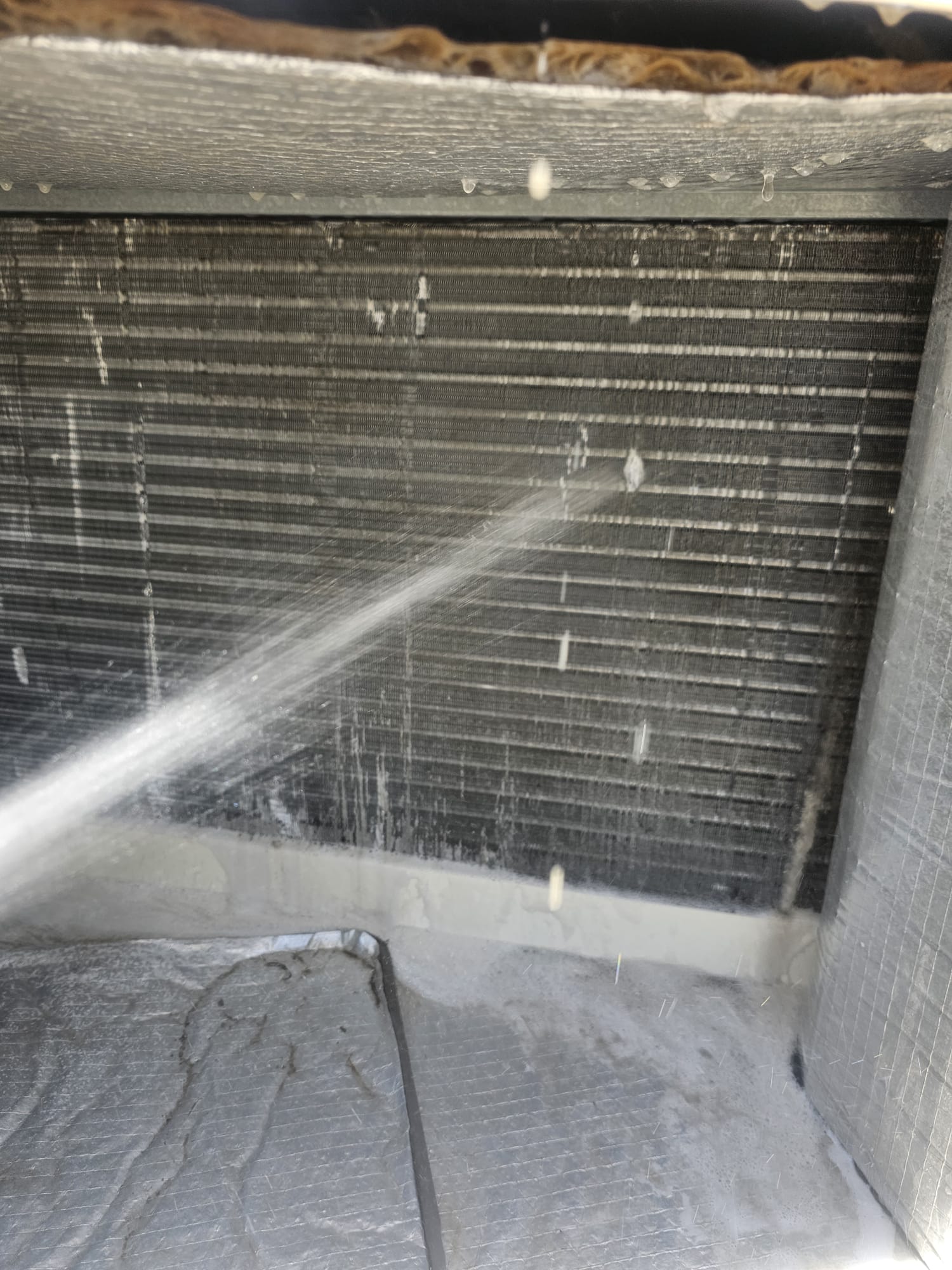 Lavado con agua del serpentín de una unidad de climatización