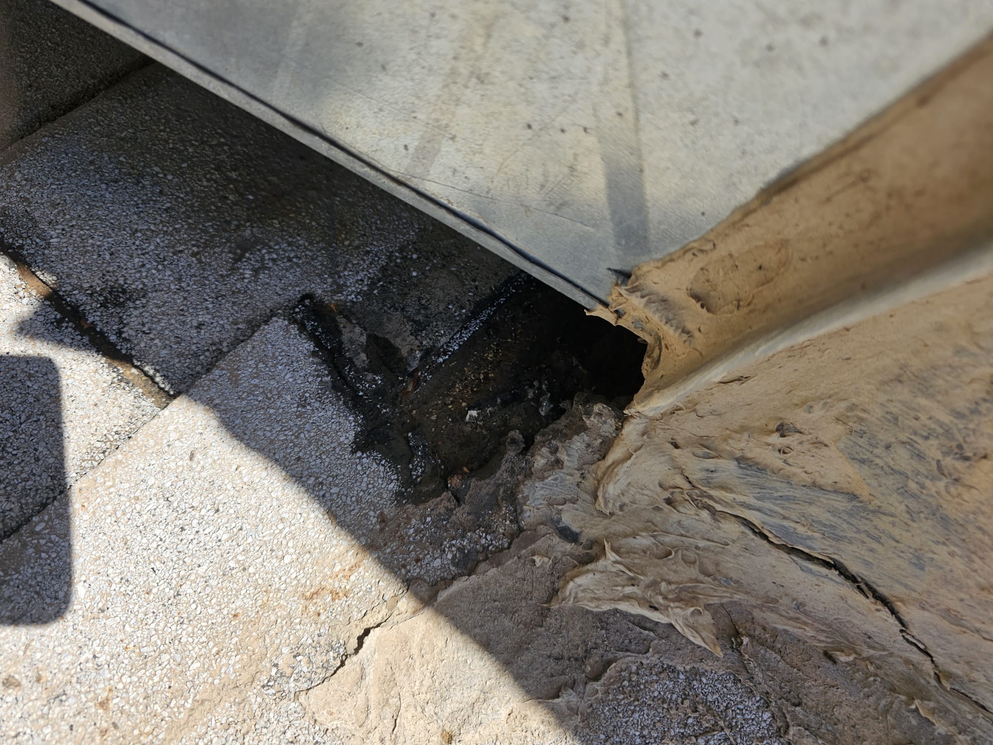 Deterioro visible junto a la base metálica de un equipo en azotea