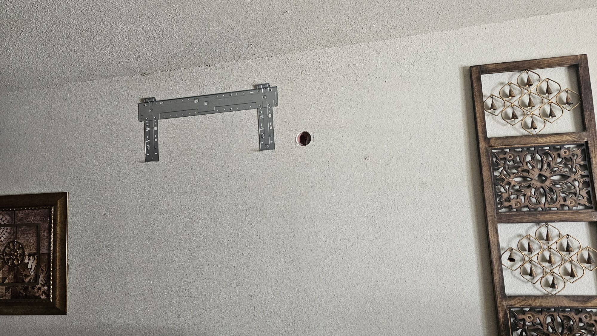 Soporte y perforación preparados para instalar un minisplit