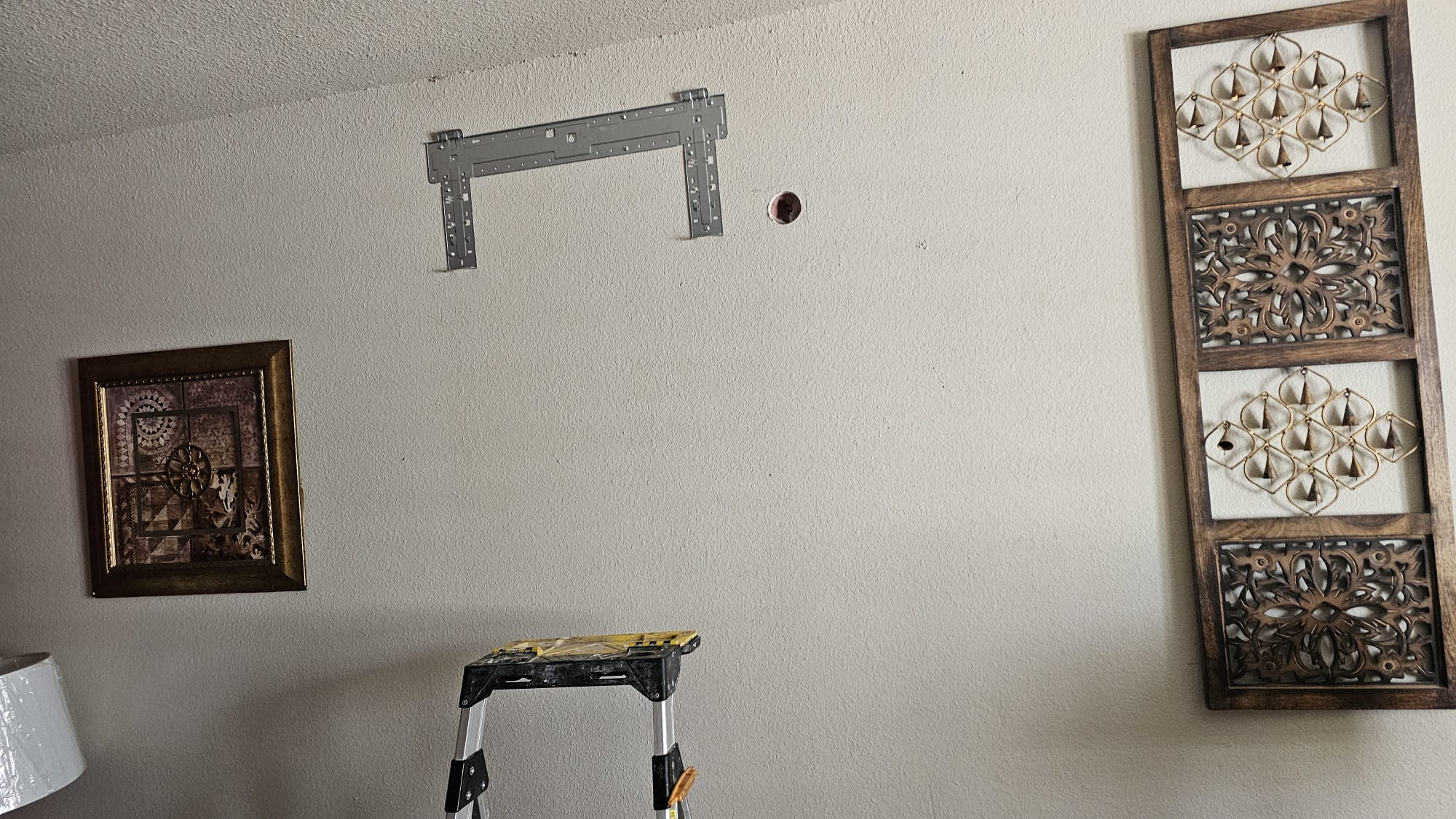 Preparación de pared y soporte para unidad interior de aire acondicionado